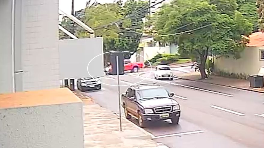 Câmera flagra momento de grave acidente com motociclista em Cascavel