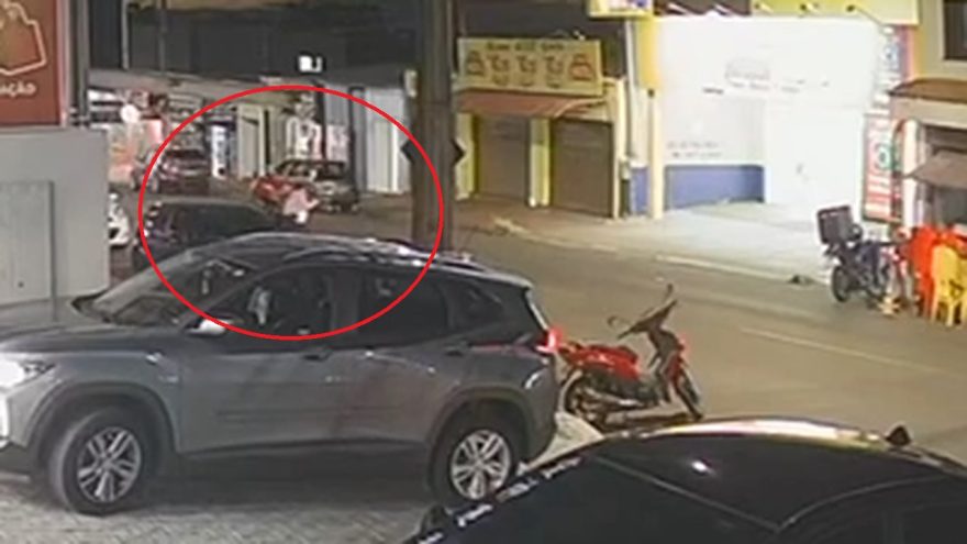 Vídeo mostra mulher sendo atropelada por moto na Rua Europa