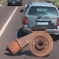 Parati arrasta peça pesada pelas ruas de Cascavel provocando situação de risco Imagem referente a Parati arrasta peça pesada pelas ruas de Cascavel provocando situação de risco