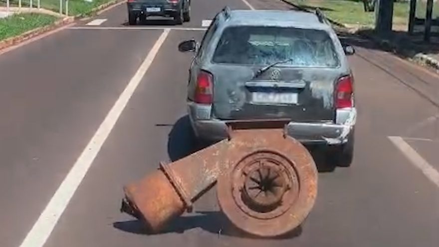 Parati arrasta peça pesada pelas ruas de Cascavel provocando situação de risco