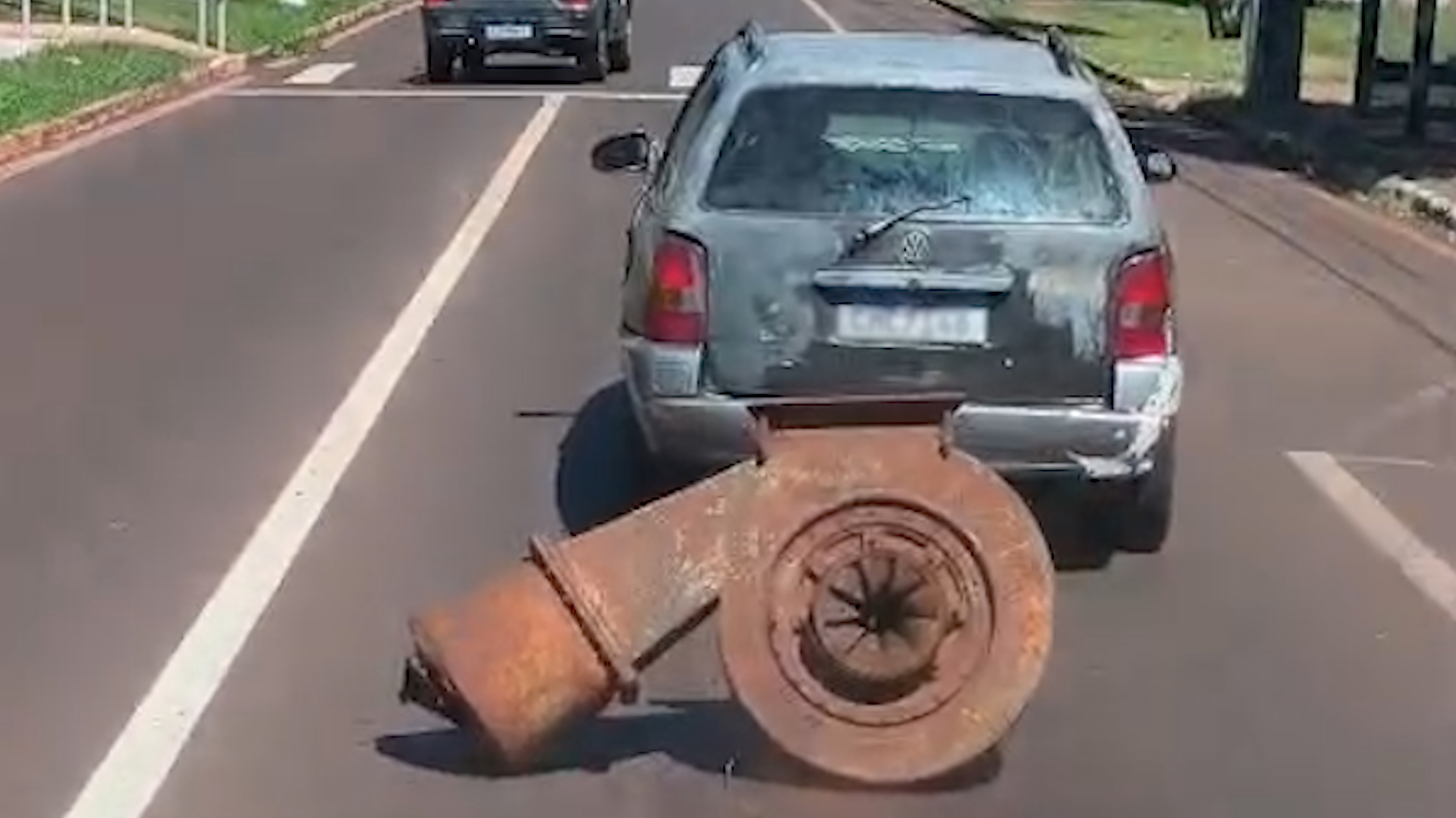 Parati arrasta peça pesada pelas ruas de Cascavel provocando situação de risco Imagem referente a Parati arrasta peça pesada pelas ruas de Cascavel provocando situação de risco