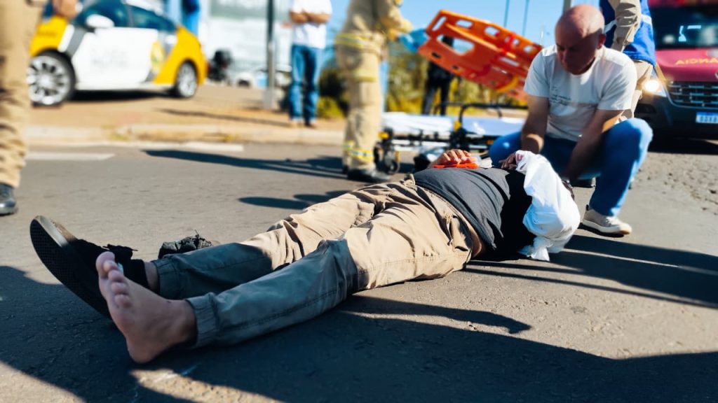 Motociclista é encaminhado ao HU após acidente na Rua Domiciano Theobaldo Bresolin