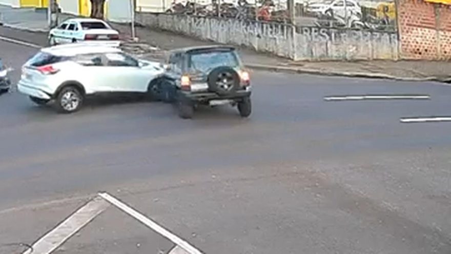 Câmera flagra forte colisão na Rua Antonina