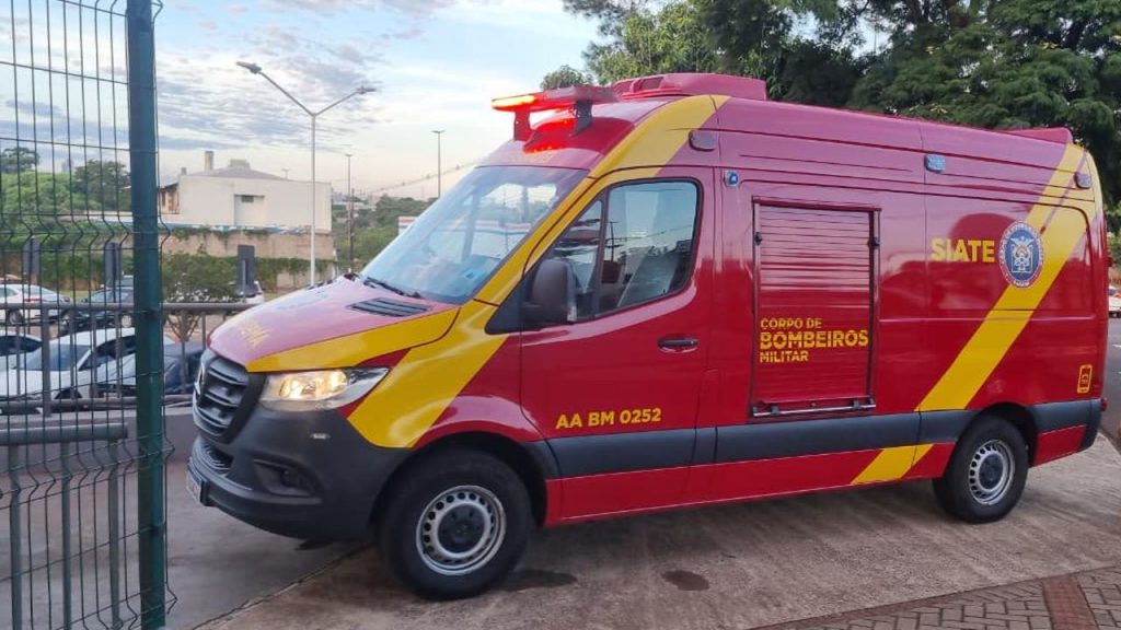 Vítima é socorrida pelo Siate após perder ponta do dedo no Parque São Paulo