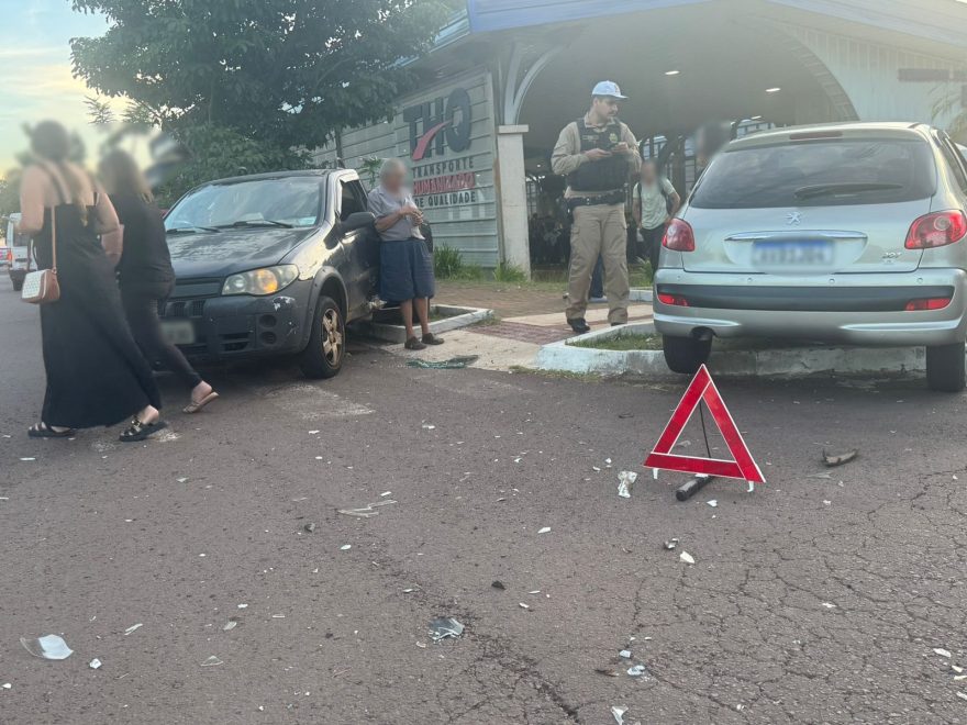 Colisão entre Fiat Strada e Peugeot deixa idosa ferida no Bairro São Cristóvão