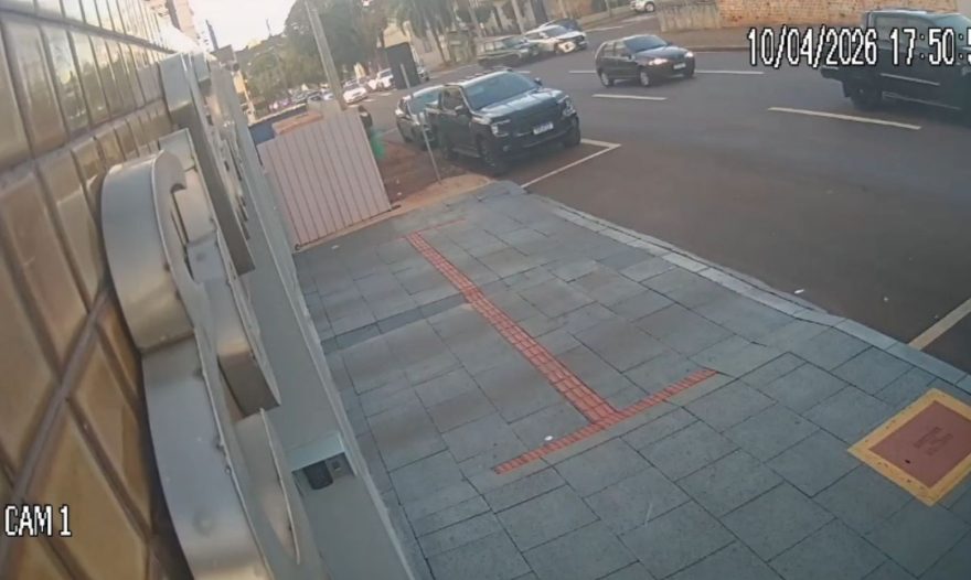Nova imagem revela momento de colisão na Rua Antonina em Cascavel