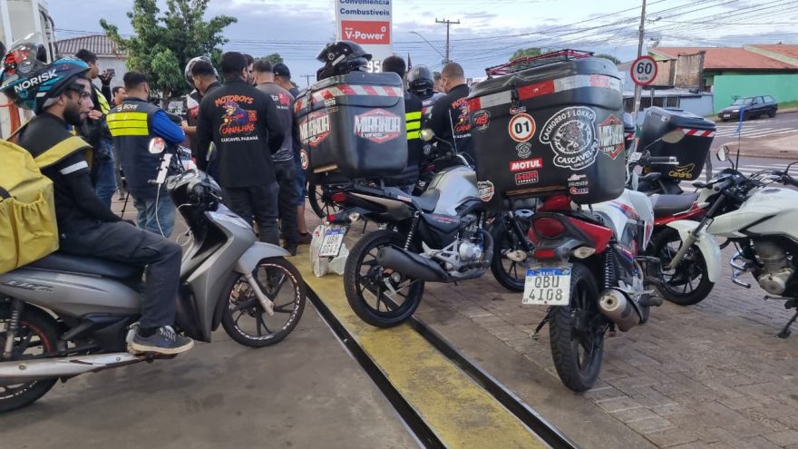 Motoboys prestam homenagem a colega morto em acidente em Cascavel