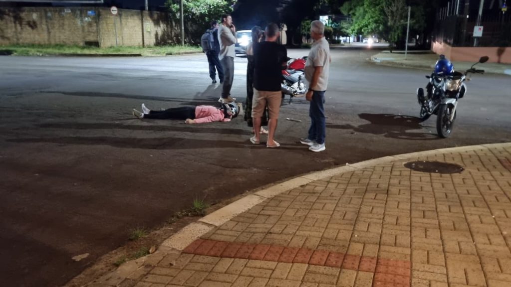Mulher fica ferida após acidente na Rua da Bandeira em Cascavel