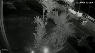 Câmera registra momento em que motociclista derrapa após atropelamento Câmera registra momento em que motociclista derrapa após atropelamento