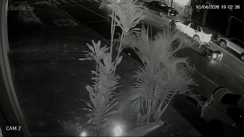 Câmera registra momento em que motociclista derrapa após atropelamento