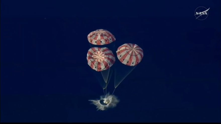 Astronautas da Artemis II retornam à Terra após missão histórica e pousam com sucesso no oceano