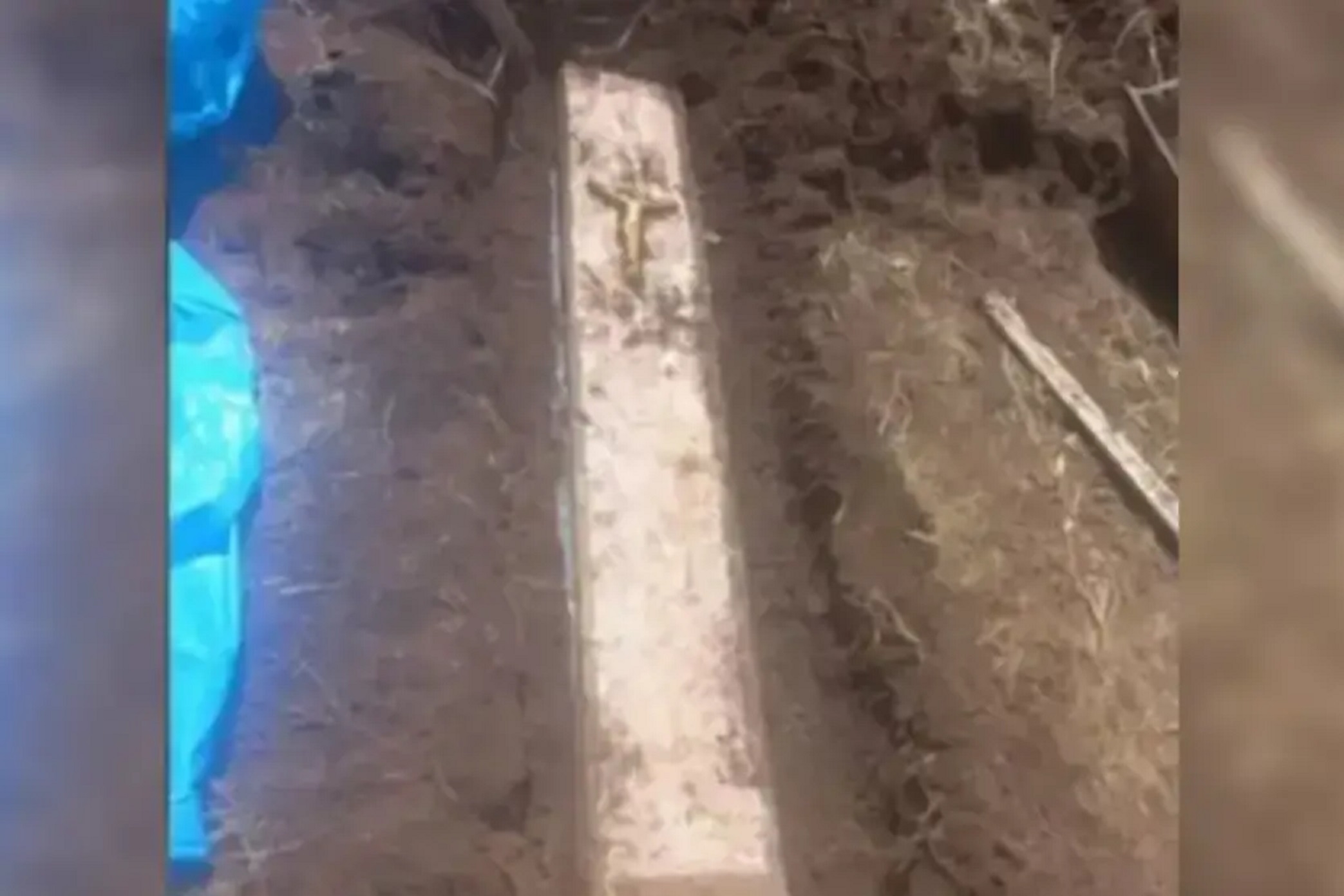 Morador de Três Barras encontra caixão com ossada humana no quintal Imagem referente a Morador de Três Barras encontra caixão com ossada humana no quintal