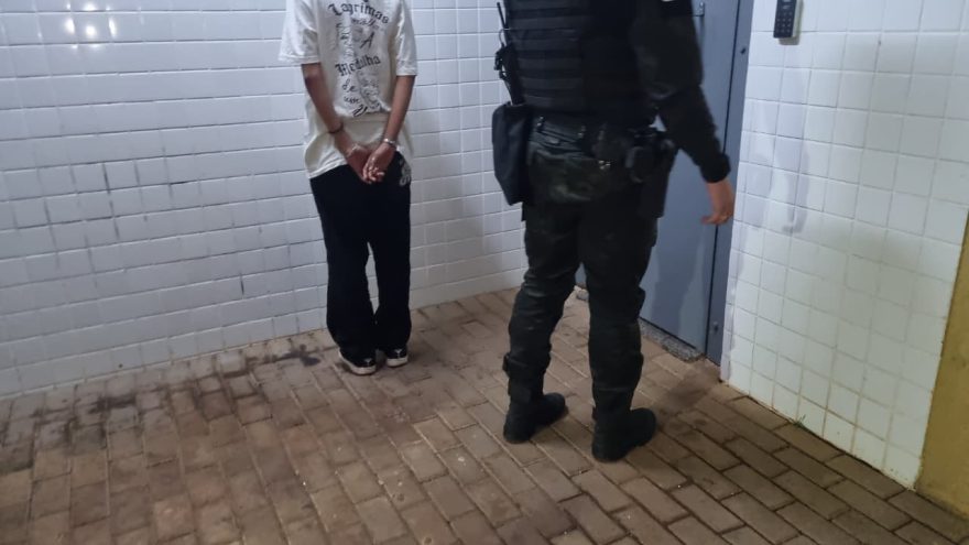 Jovem é detida com drogas e R$ 10 no Terminal Leste