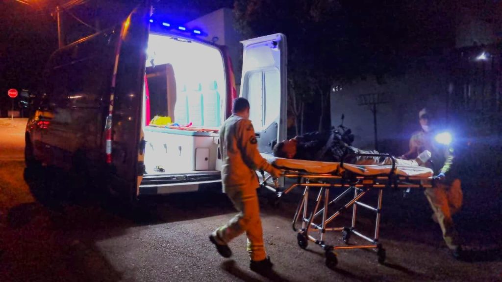 Homem sofre grave ferimento no pé em acidente com moto no bairro Morumbi