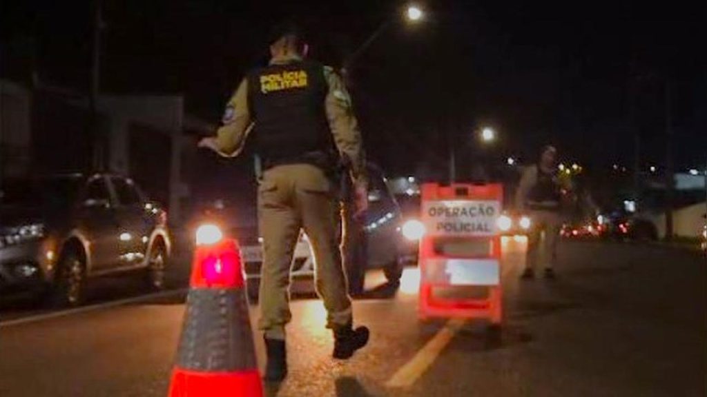 Operação Lei Seca flagra motoristas embriagados, gera diversas autuações e termina com presos