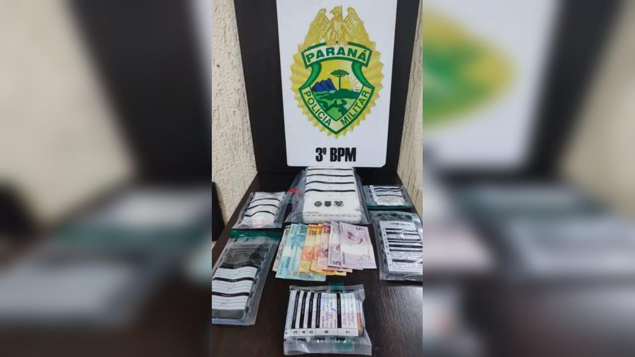 Polícia Militar descobre esquema de tráfico após abordagem e apreende droga em Pato Branco Imagem referente a Polícia Militar descobre esquema de tráfico após abordagem e apreende droga em Pato Branco