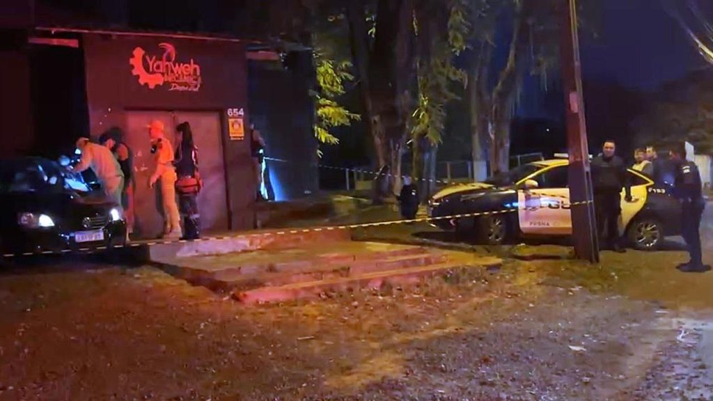 Homem é morto a tiros dentro de carro após possível briga de trânsito