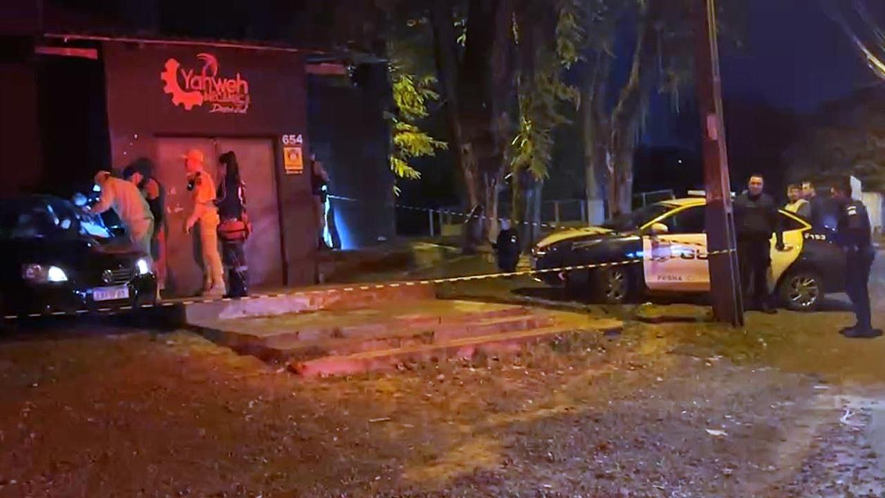Homem é morto a tiros dentro de carro após possível briga de trânsito Imagem referente a Homem é morto a tiros dentro de carro após possível briga de trânsito