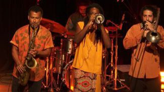 Cena Musical exibe show que celebra dez anos da banda Afrojazz