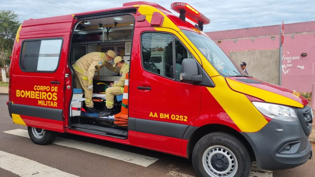 Em batida entre carro e moto no Santa Cruz, jovem vai para hospital com suspeita de fratura no pé