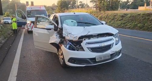 Casal de idosos fica ferido após colisão entre carro e caminhão na PR-483 Imagem referente a Casal de idosos fica ferido após colisão entre carro e caminhão na PR-483