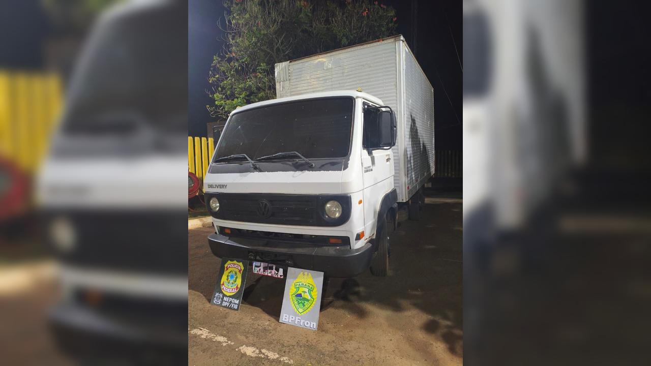 Caminhão roubado e carga de cigarros contrabandeados são apreendidos em Santa Helena Imagem referente a Caminhão roubado e carga de cigarros contrabandeados são apreendidos em Santa Helena
