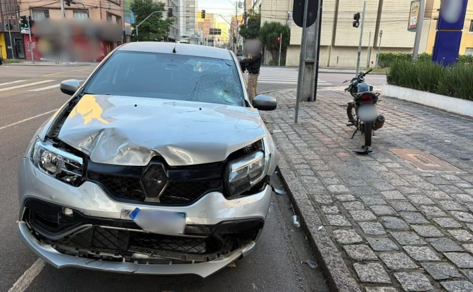 Homem morre em acidente entre moto e carro; viatura do IML que levava corpo também se envolve em colisão Imagem referente a Homem morre em acidente entre moto e carro; viatura do IML que levava corpo também se envolve em colisão