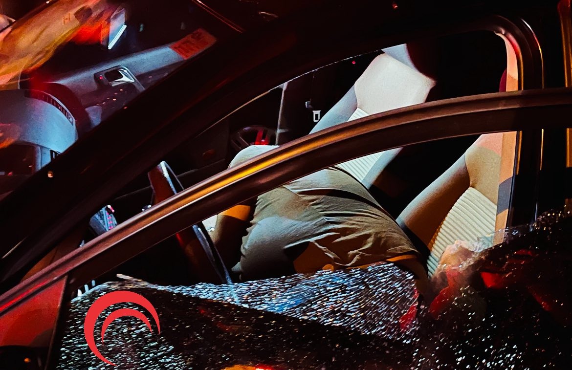 Homem é morto a tiros dentro de veículo após possível discussão de trânsito Imagem referente a Homem é morto a tiros dentro de veículo após possível discussão de trânsito