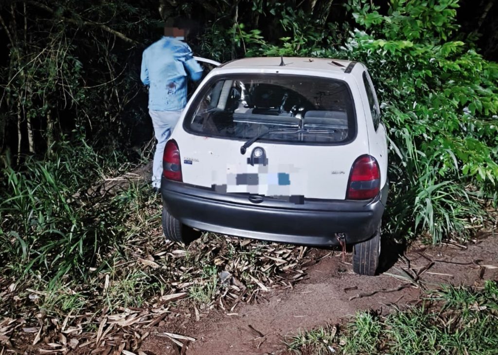Motorista bêbado, sem CNH e com carro irregular bate em árvore e acaba preso em Cascavel