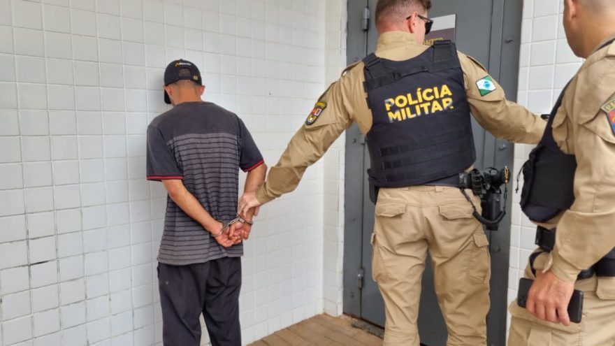 Homem leva notebook furtado para reconfigurar em loja e é preso pela PM