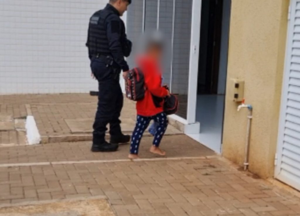 GM e Conselho Tutelar são mobilizados em caso de menino venezuelano encontrado descalço e sozinho perto da Ceasa