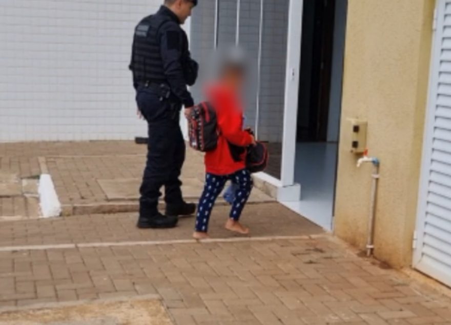 GM e Conselho Tutelar são mobilizados em caso de menino venezuelano encontrado descalço e sozinho perto da Ceasa