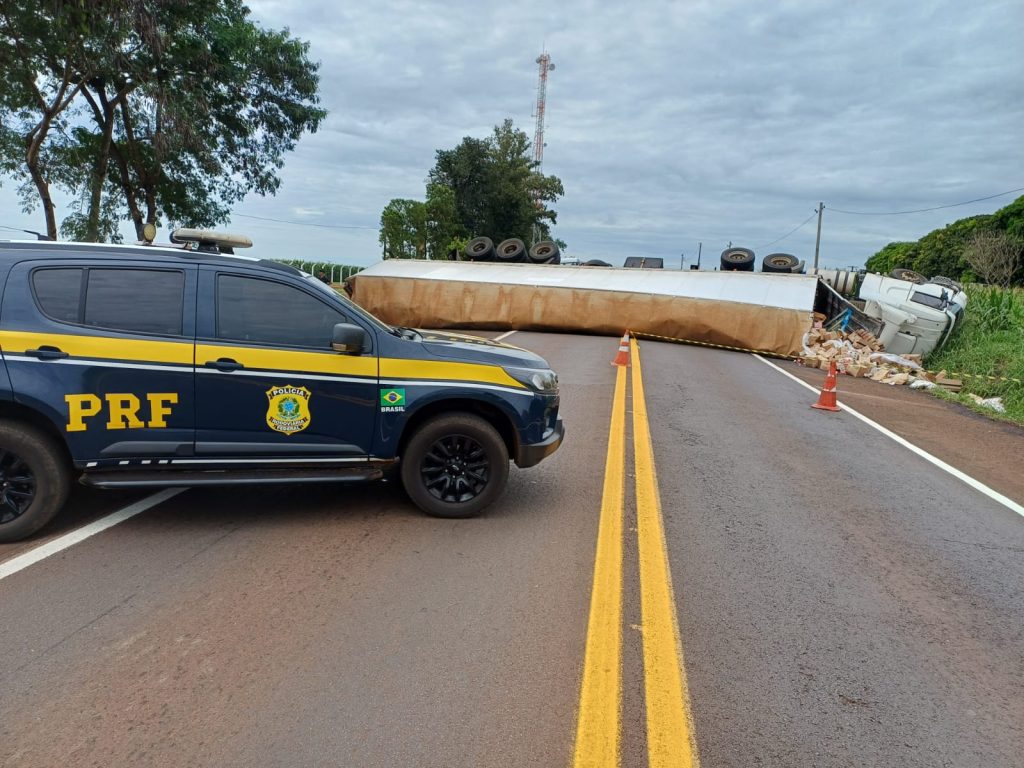 ‘Sem previsão de liberar a pista’, diz PRF sobre carreta tombada no meio da BR-369