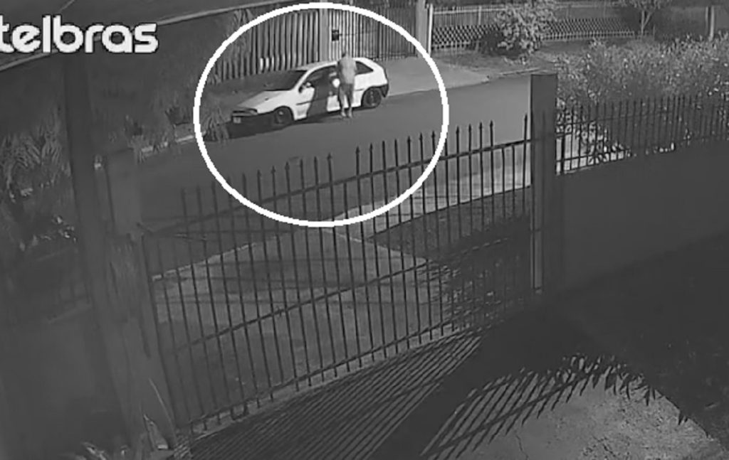 Gol bolinha é furtado em frente às câmeras no Cascavel Velho; veja e ajude a denunciar