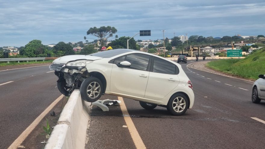 Pneu estoura e Peugeot sai da pista na rodovia PRc-467