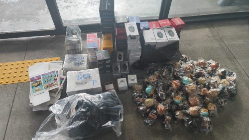 Homem é flagrado com bolsa cheia de eletrônicos na rodoviária e acaba detido