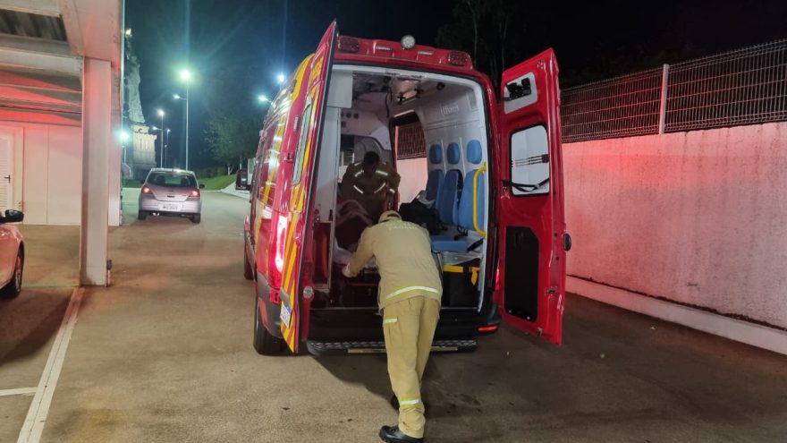 Acidente entre carro e moto deixa mulher ferida no estacionamento de loja na Av. Tancredo Neves