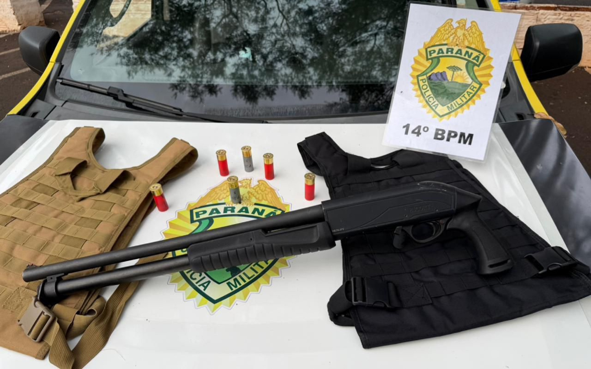 Polícia Militar apreende espingarda e munições após fuga de suspeito em Foz do Iguaçu Imagem referente a Polícia Militar apreende espingarda e munições após fuga de suspeito em Foz do Iguaçu