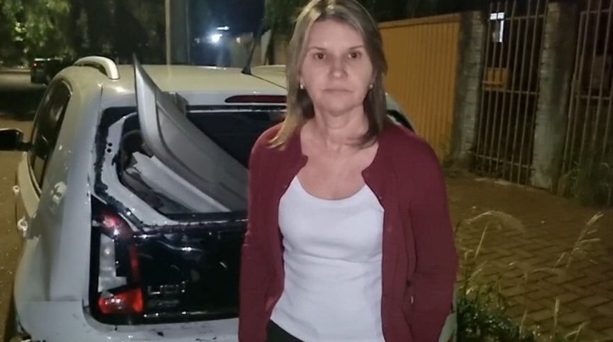 Moradora pede ajuda para encontrar veículo que bateu em carro estacionado no Esmeralda