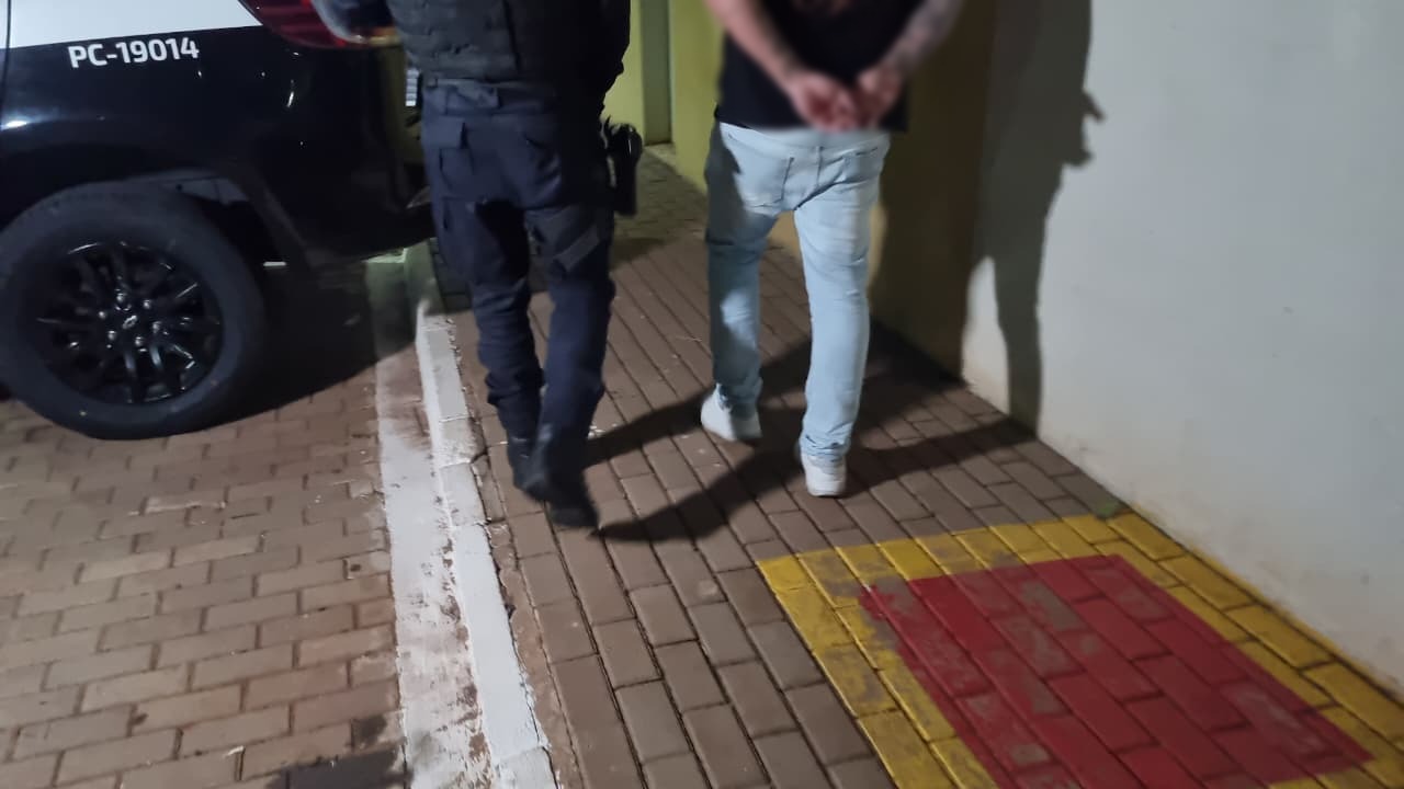 Noite termina na delegacia: dono de bar é surpreendido com mandado de prisão durante abordagem Noite termina na delegacia: dono de bar é surpreendido com mandado de prisão durante abordagem