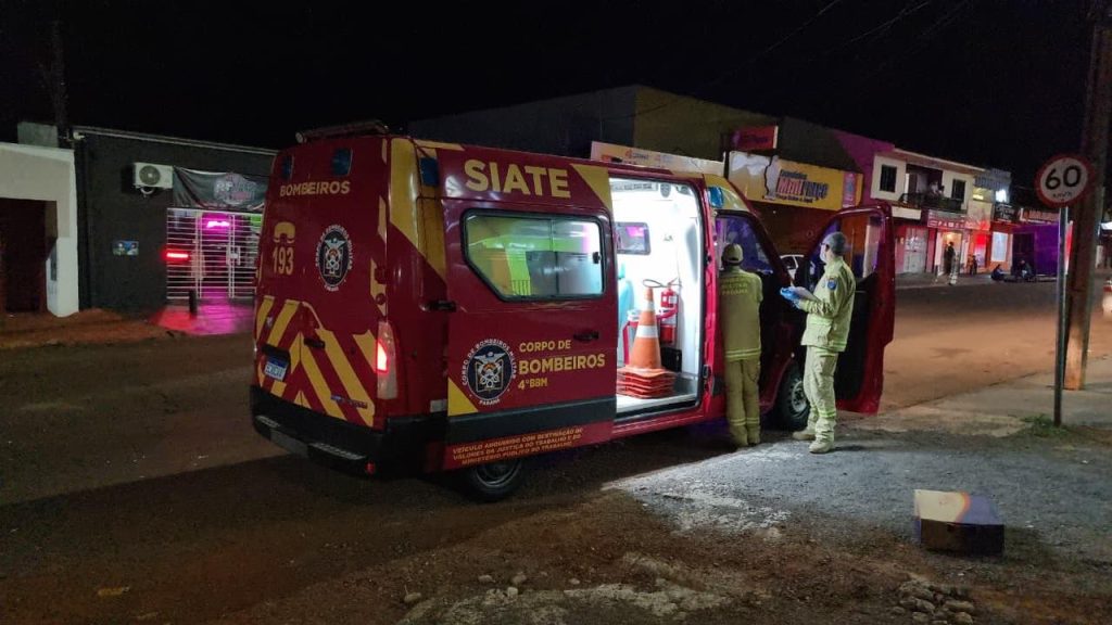 Mulher fica ferida em acidente entre carro e moto em Cascavel