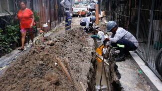 Maré recebe obras de esgoto, mas drenagem e lixo e seguem como desafio