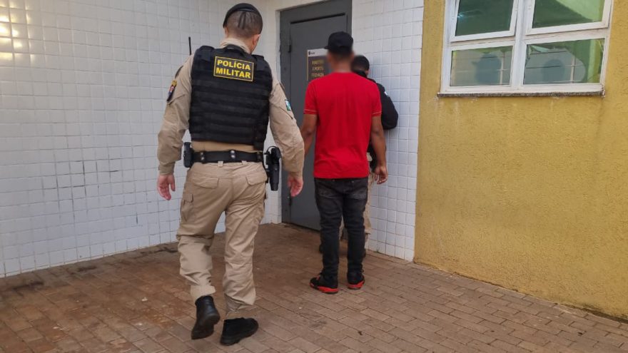 Motorista é detido por embriaguez ao volante após quase atingir viatura da PM em Cascavel