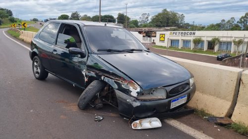 Fiesta roda na pista após acidente na BR-277 no viaduto da Souza Naves em Cascavel