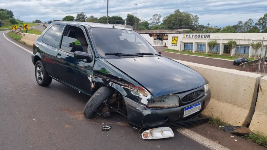 Fiesta roda na pista após acidente na BR-277 no viaduto da Souza Naves em Cascavel