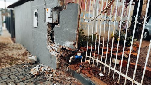 Carro destrói muro de residência no bairro Tarumã e motorista foge após colisão em Cascavel Imagem referente a Carro destrói muro de residência no bairro Tarumã e motorista foge após colisão em Cascavel