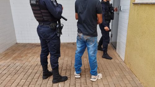 Homem é preso pela Guarda Municipal com identidade falsa durante cumprimento de mandado em Cascavel Imagem referente a Homem é preso pela Guarda Municipal com identidade falsa durante cumprimento de mandado em Cascavel