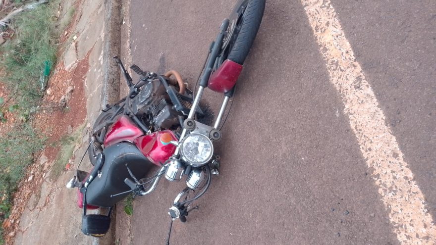 Moto caída e vazando combustível mobiliza Transitar na Rua Vitória, em Cascavel