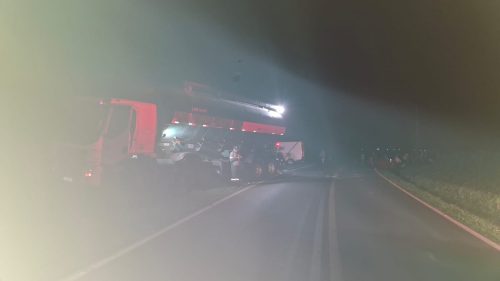Homem morre em grave acidente entre caminhão e Saveiro na PR-590, em Matelândia Imagem referente a Homem morre em grave acidente entre caminhão e Saveiro na PR-590, em Matelândia