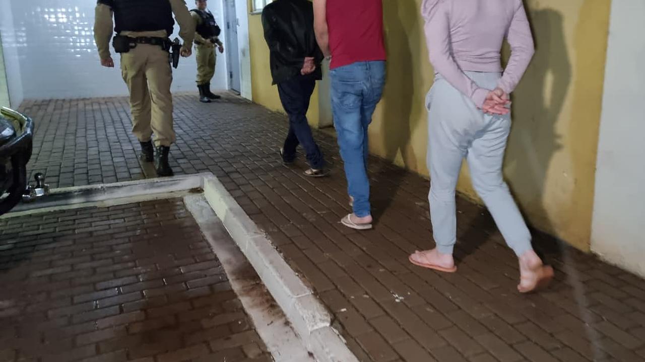 PM prende três pessoas em ponto de tráfico de drogas em Capitão Leônidas Marques PM prende três pessoas em ponto de tráfico de drogas em Capitão Leônidas Marques